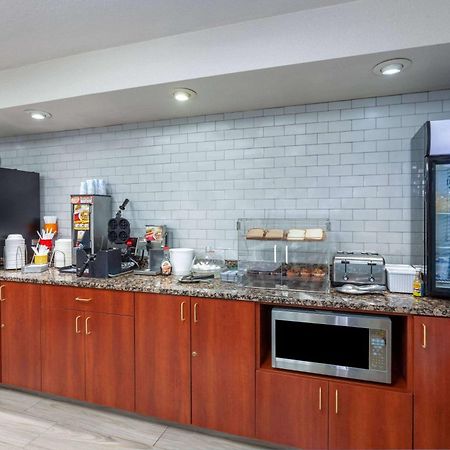 Super 8 By Wyndham Уосо Екстериор снимка