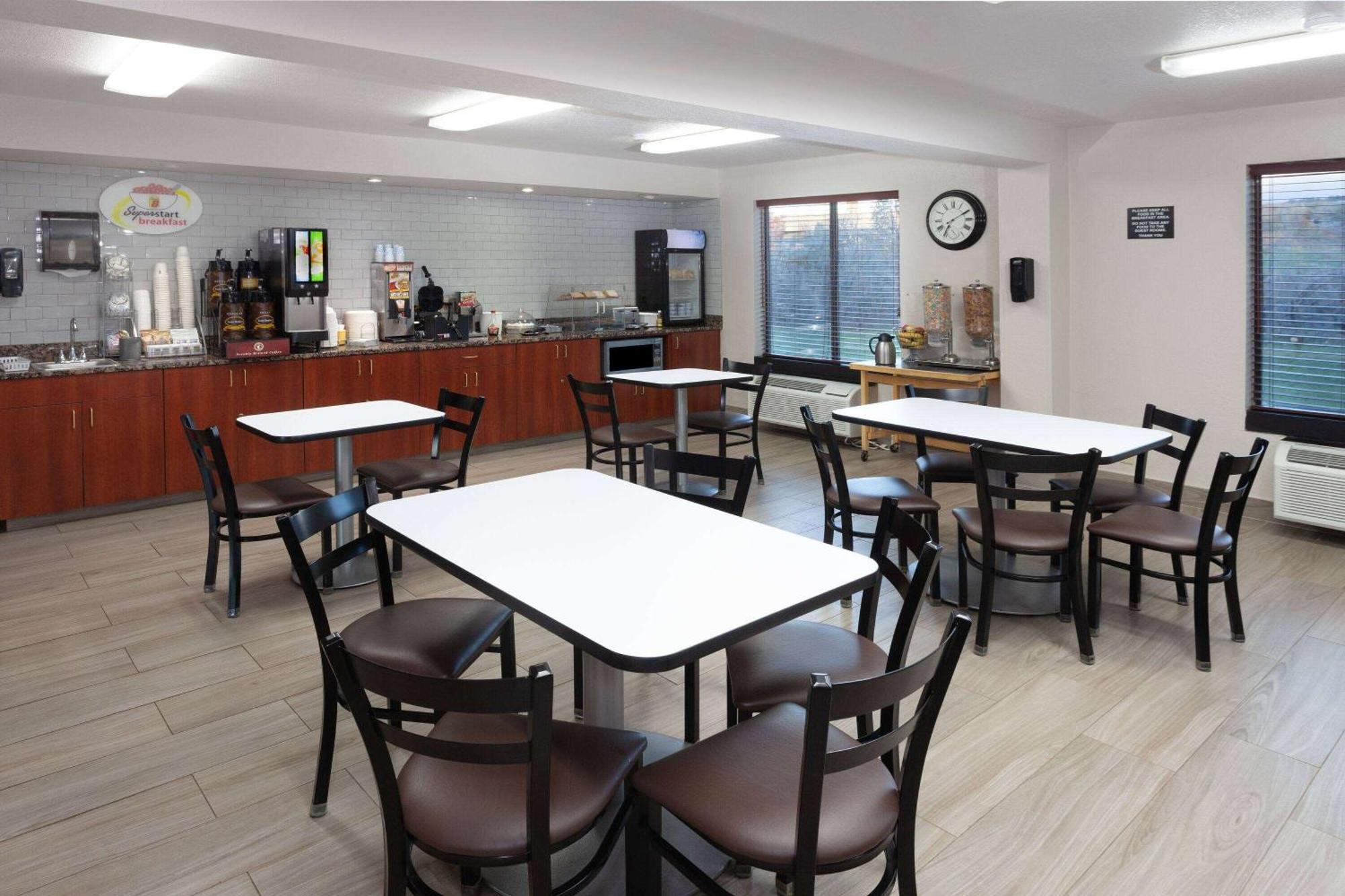 Super 8 By Wyndham Уосо Екстериор снимка